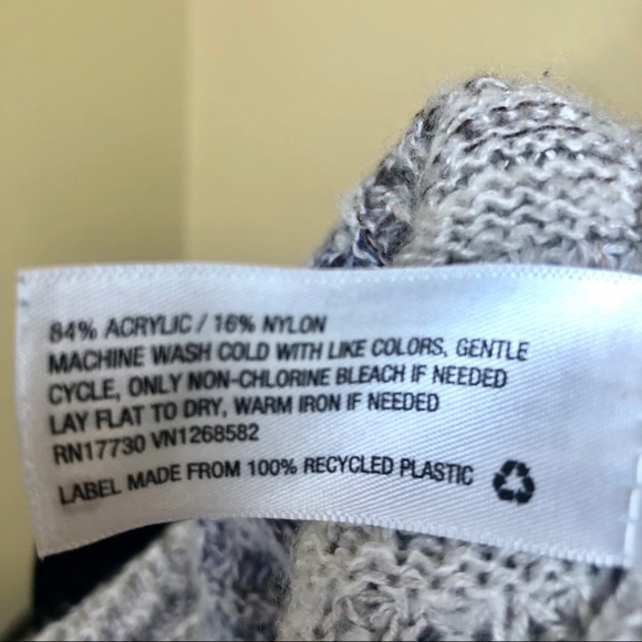 Sweater V-neck Asymmetrical Style - Picture 6 of 6